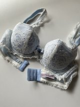 覗き込むライトブルー